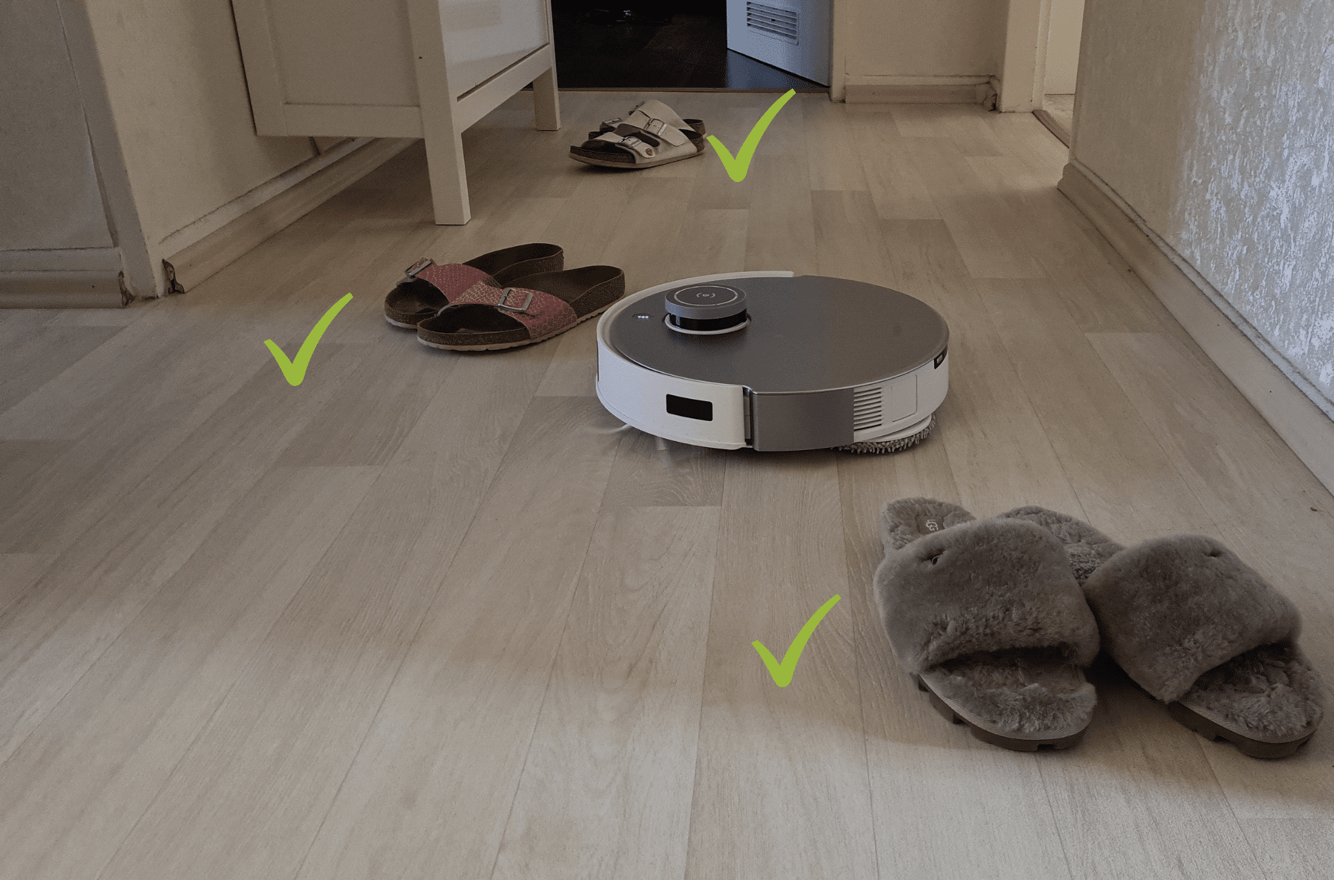 Das Ergebnis des ECOVACS DEEBOT T20 OMNI bei Hinderniserkennungstest von größeren Objekten ist zu sehen.